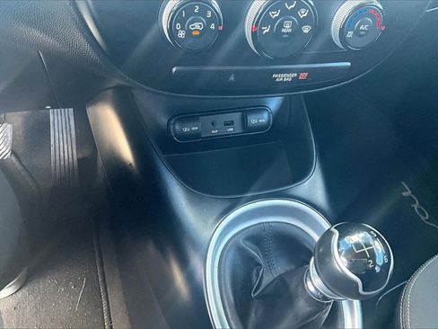 Used 2015 Kia Soul Base image 29