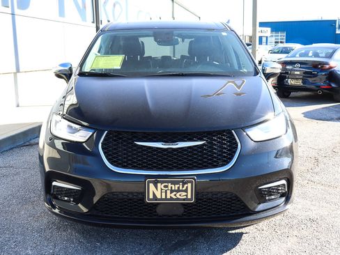 Used 2023 Chrysler Pacifica Limited image 2