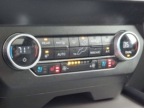 Used 2020 Ford Expedition XLT w/ Equipment Group 202A AWD/4WD image 19