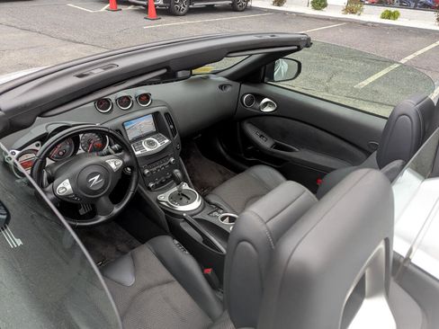 Used 2010 Nissan 370Z Touring w/ Sport Pkg image 43