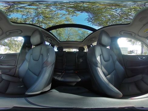 Used 2025 Volvo V60 B5 Cross Country Plus image 37