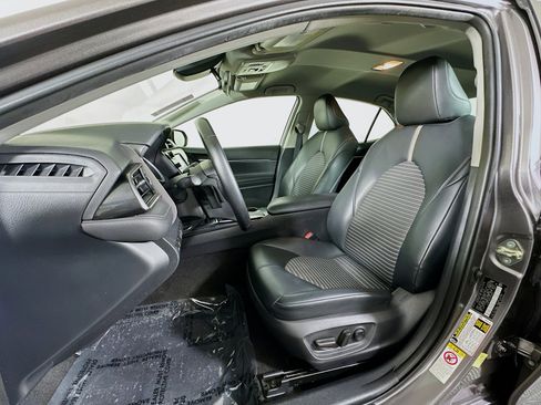 Used 2019 Toyota Camry SE image 12