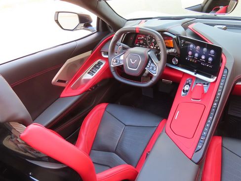 Used 2023 Chevrolet Corvette Stingray Premium Conv w/ Z51 Performance Package RWD image 4