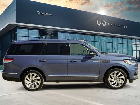 Used 2023 Lincoln Navigator Reserve image 4