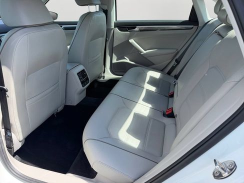 Used 2018 Volkswagen Passat 2.0T SE FWD image 12
