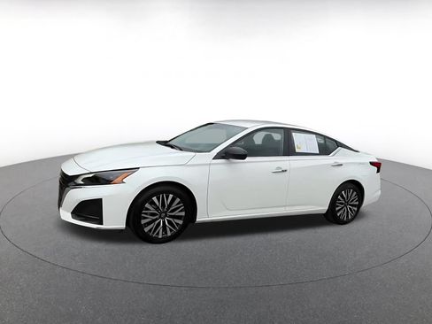 Used 2025 Nissan Altima 2.5 SV FWD image 8