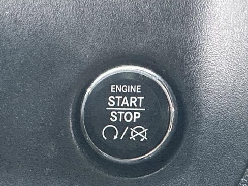 Used 2013 Dodge Challenger SXT image 14