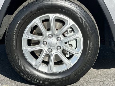 Used 2021 Jeep Grand Cherokee Laredo image 29