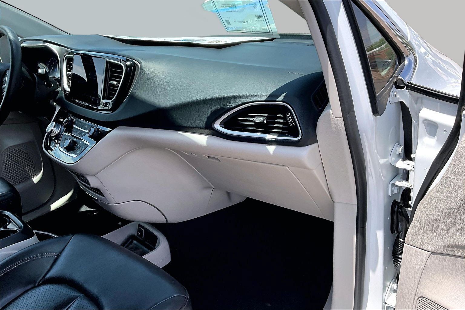 Used 2023 Chrysler Pacifica Touring-L FWD image 15