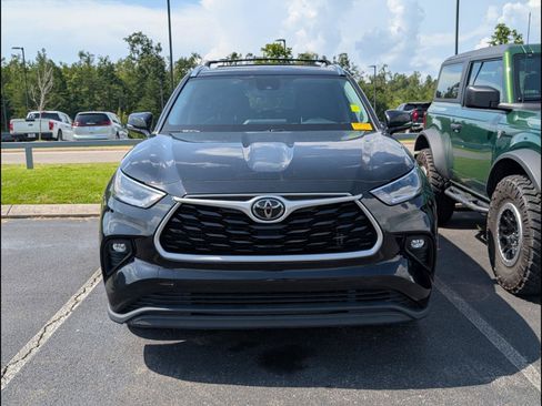 Used 2021 Toyota Highlander XLE AWD/4WD image 3