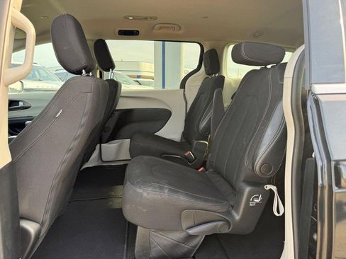 Used 2023 Chrysler Voyager LX image 11