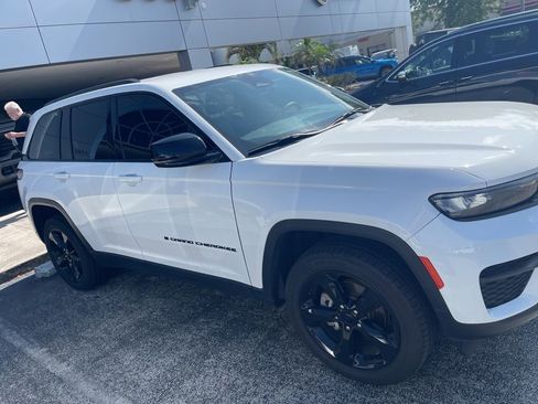 Used 2023 Jeep Grand Cherokee Altitude AWD/4WD image 2
