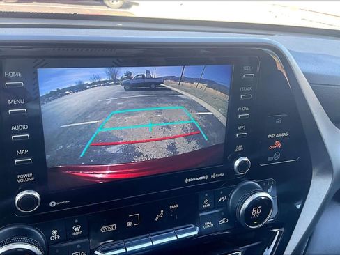 Used 2020 Toyota Highlander XLE image 29