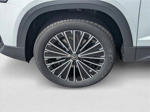New 2025 Volkswagen Taos SE image 11