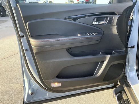 Used 2025 Honda Ridgeline Black Edition image 9