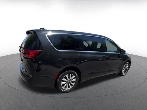Used 2023 Chrysler Pacifica Touring-L FWD image 15