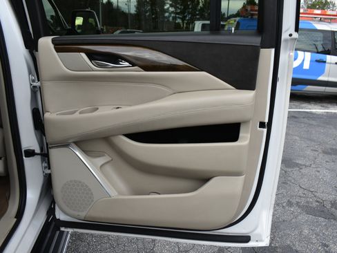 Used 2020 Cadillac Escalade ESV Premium Luxury image 36