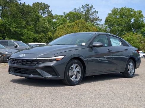 New 2026 Hyundai Elantra SE image 2