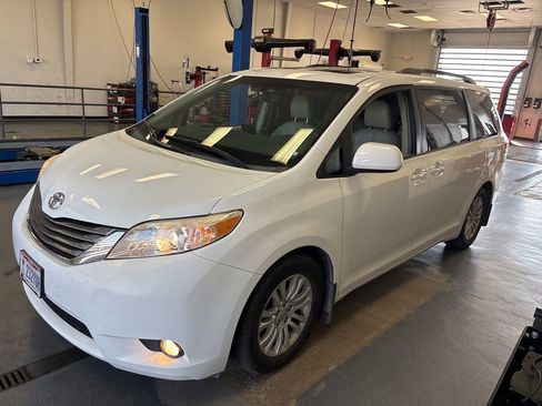 Used 2012 Toyota Sienna XLE FWD image 4