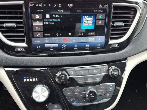 Used 2023 Chrysler Pacifica Touring-L image 16