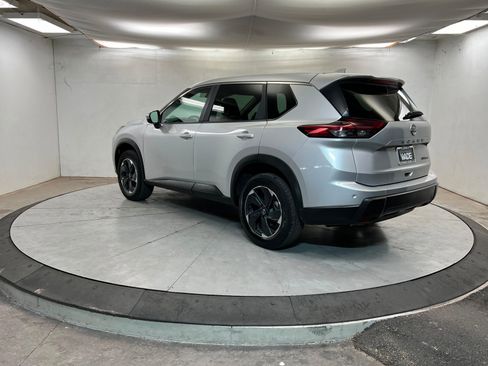 Used 2024 Nissan Rogue SV image 3