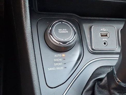 Used 2020 Jeep Cherokee Latitude Plus w/ Cold Weather Group image 23