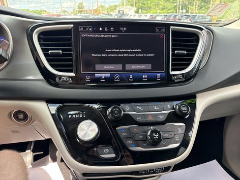 Used 2023 Chrysler Pacifica Touring-L FWD image 35