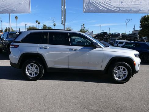 Used 2025 Jeep Grand Cherokee Laredo image 3