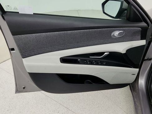 Used 2025 Hyundai Elantra Limited image 11