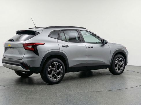 Used 2025 Chevrolet Trax LT image 9