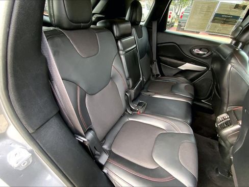 Used 2017 Jeep Cherokee Trailhawk image 18