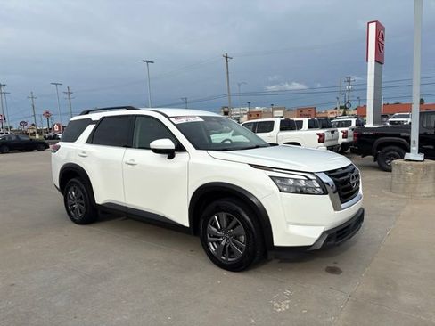 Used 2025 Nissan Pathfinder SV AWD/4WD image 2