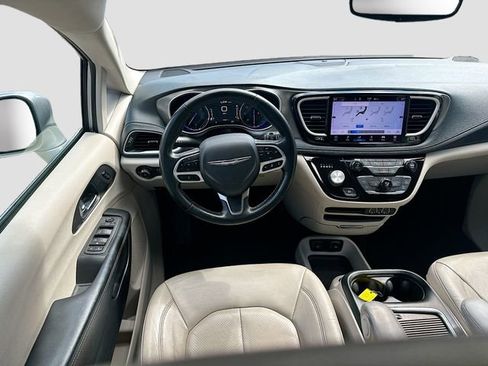 Used 2021 Chrysler Pacifica Touring-L FWD image 23