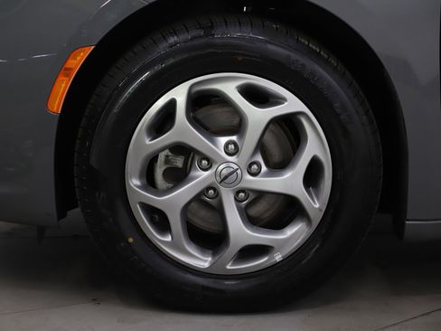 Used 2023 Chrysler Pacifica Limited image 32