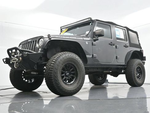 Used 2017 Jeep Wrangler Unlimited Rubicon w/ Connectivity Group AWD/4WD image 37