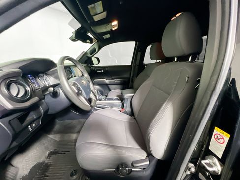 Used 2019 Toyota Tacoma TRD Sport image 14