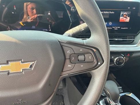 Used 2025 Chevrolet Trax LT FWD image 17