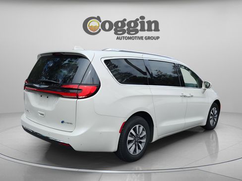 Used 2021 Chrysler Pacifica Touring-L image 6
