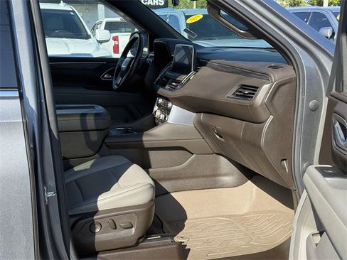 Used 2021 GMC Yukon XL SLT w/ SLT Premium Package image 17
