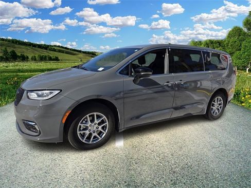 Certified 2025 Chrysler Pacifica Select image 3