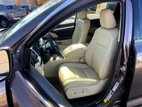 Used 2017 Toyota Highlander XLE image 10