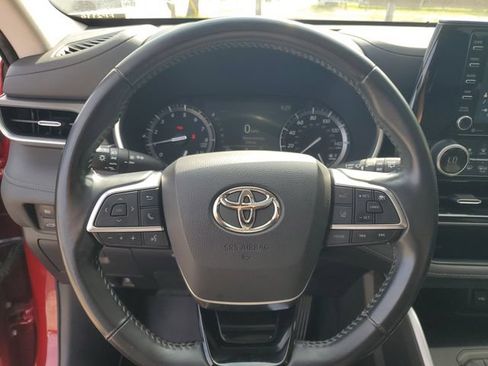 Used 2021 Toyota Highlander XLE FWD image 11