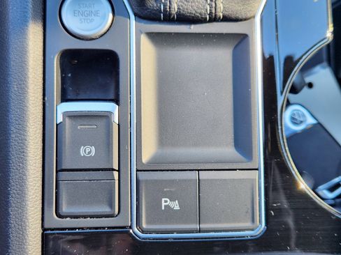 Used 2023 Volkswagen Atlas Cross Sport SE image 21