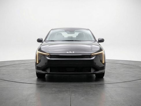 Used 2025 Kia K4 LXS image 2