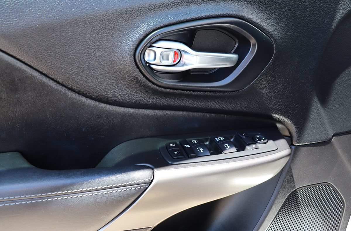 Used 2020 Jeep Cherokee Latitude FWD image 37