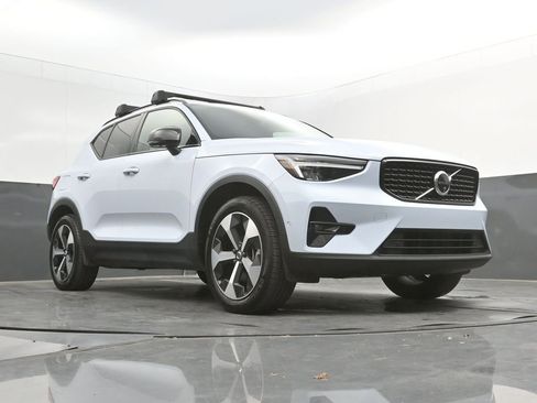 Certified 2025 Volvo XC40 B5 Plus AWD/4WD image 37