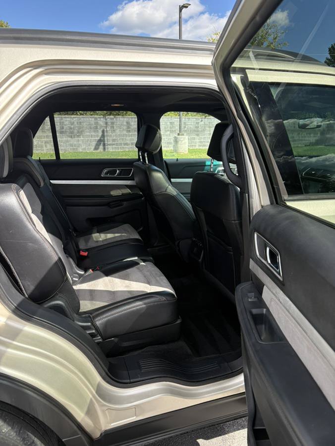 Used 2017 Ford Explorer XLT w/ Equipment Group 202A AWD/4WD image 11