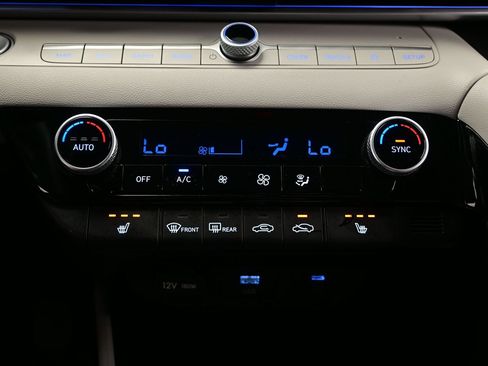Certified 2025 Hyundai Elantra Limited FWD image 21