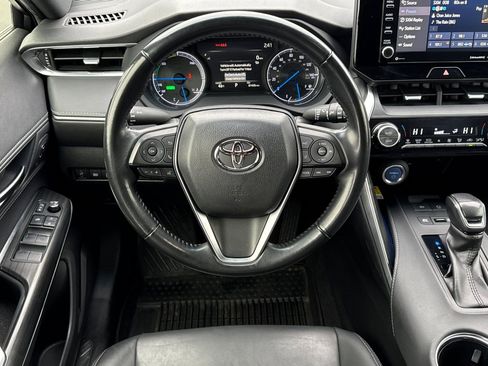 Used 2022 Toyota Venza XLE image 15