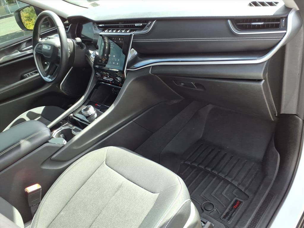 Used 2022 Jeep Grand Cherokee Laredo w/ Luxury Tech Group I RWD image 19